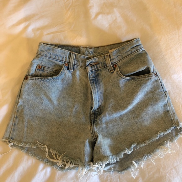 Vintage light wash Levi cut-offs - Picture 2 of 5